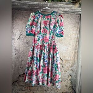 Vintage size 10 Floral Puff Sleeve Dress with bow in back. A574